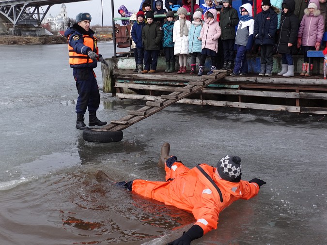 Кинешемские спасатели предупреждают об опасности первого льда фото 3