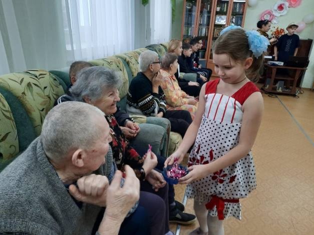 Воспитанники Кинешемского детского дома посетили пожилых людей фото 2