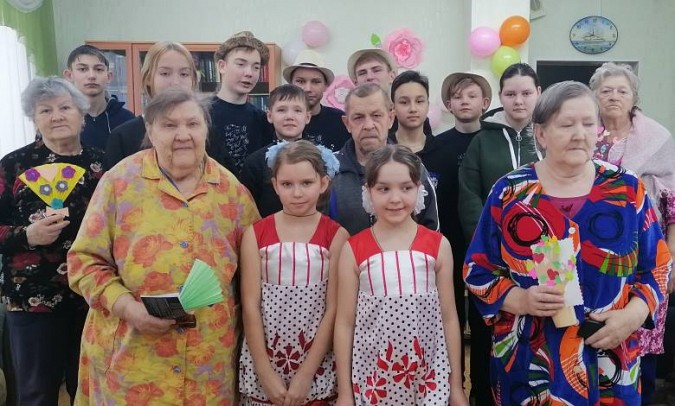 Воспитанники Кинешемского детского дома посетили пожилых людей фото 3
