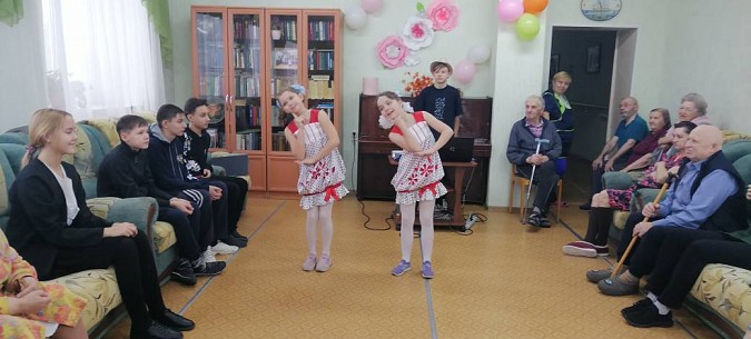 Воспитанники Кинешемского детского дома посетили пожилых людей фото 7