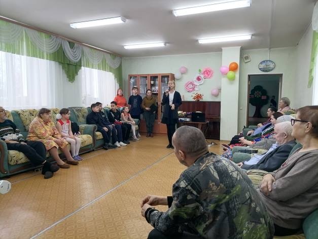Воспитанники Кинешемского детского дома посетили пожилых людей фото 5
