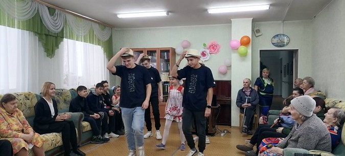 Воспитанники Кинешемского детского дома посетили пожилых людей фото 6