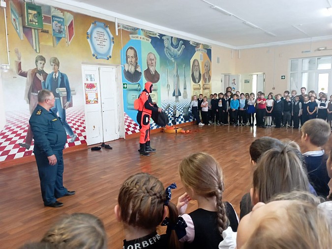 Кинешемские спасатели напоминают, что первый лёд - это не время для детских забав фото 2