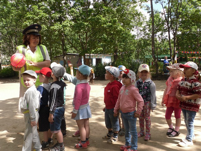 Воспитанников детского сада в Кинешме учили переходить дорогу фото 5