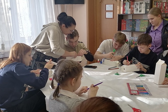 В Кинешемском детском доме прошёл мастер-класс по изготовлению кормушек для птиц фото 5