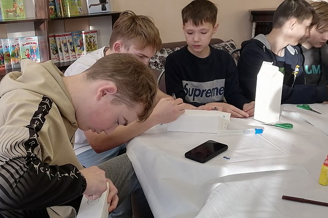 В Кинешемском детском доме прошёл мастер-класс по изготовлению кормушек для птиц фото 3