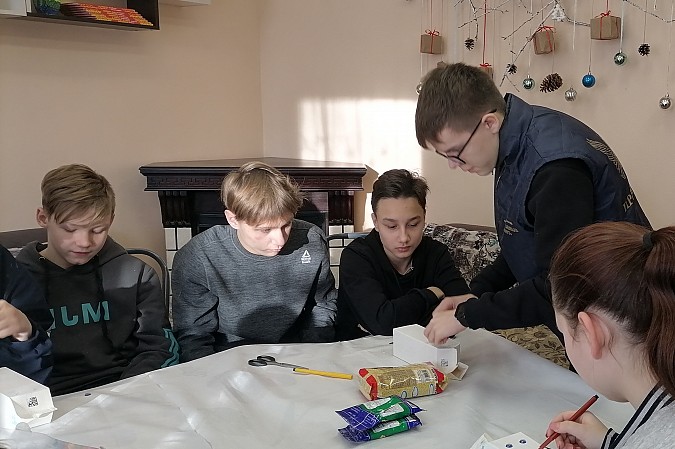 В Кинешемском детском доме прошёл мастер-класс по изготовлению кормушек для птиц фото 4