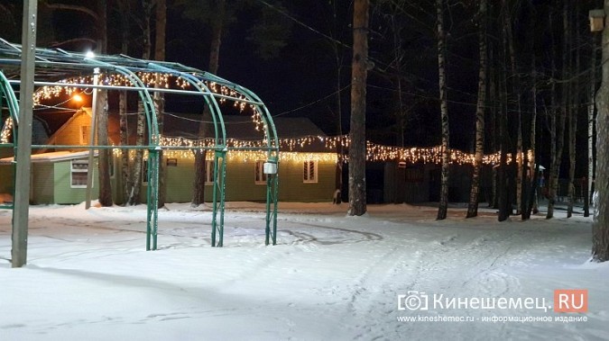 В главном парке Кинешмы на одной из аллей готовятся открыть каток фото 4