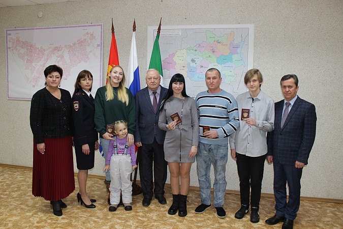 Глава Кинешмы вручил паспорта жителям новых регионов России фото 2