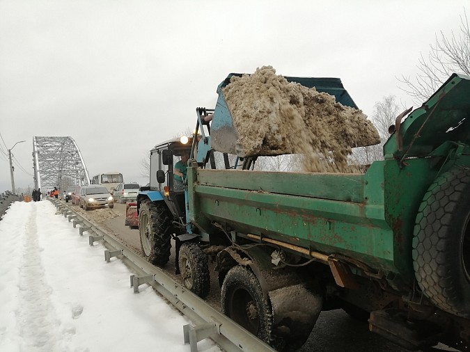 УГХ Кинешмы очистило от снега Никольский мост фото 3