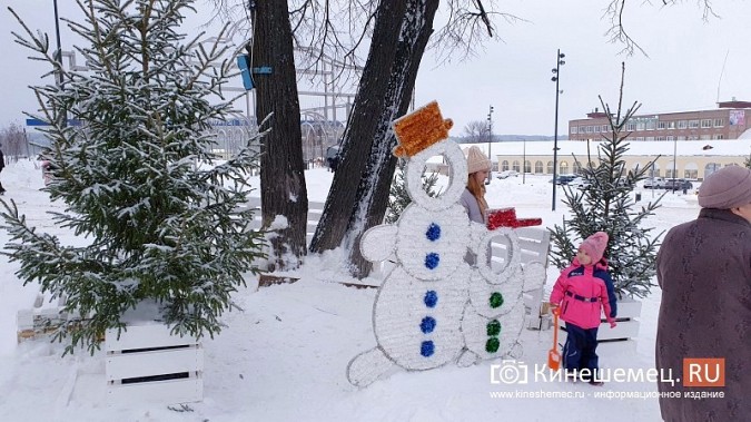 Вокруг главной новогодней ёлки Кинешмы обустраивают городок для встречи Деда Мороза фото 4