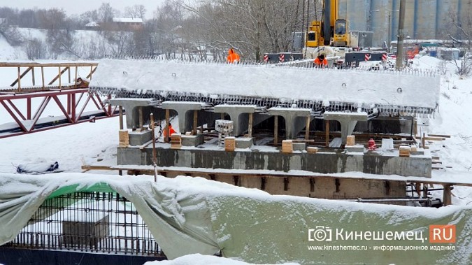 На опоры моста через Казоху монтируют пролётные конструкции фото 2
