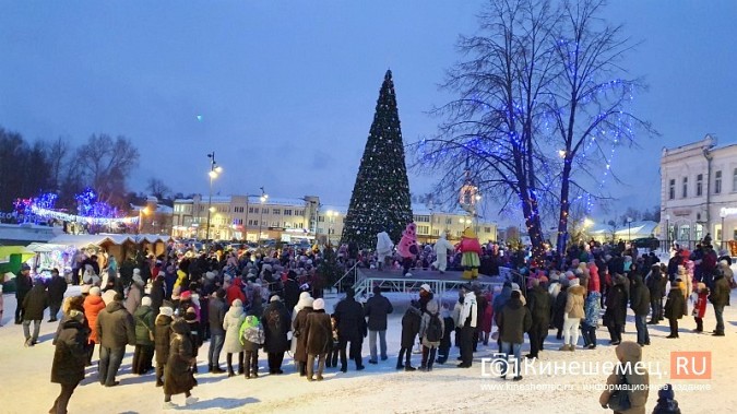 На главной новогодней ёлке Кинешмы зажгли огни фото 2