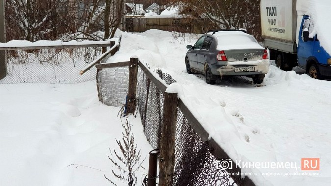 На ДХЗ «управляшка», убирая снег, сломала забор в частном доме фото 4