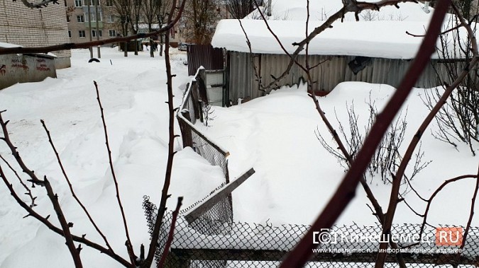 На ДХЗ «управляшка», убирая снег, сломала забор в частном доме фото 3
