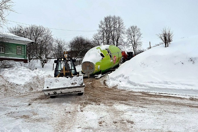 В туркомплексе на берегу Волги установили арт-объект из фюзеляжа списанного аэробуса А-319 фото 2