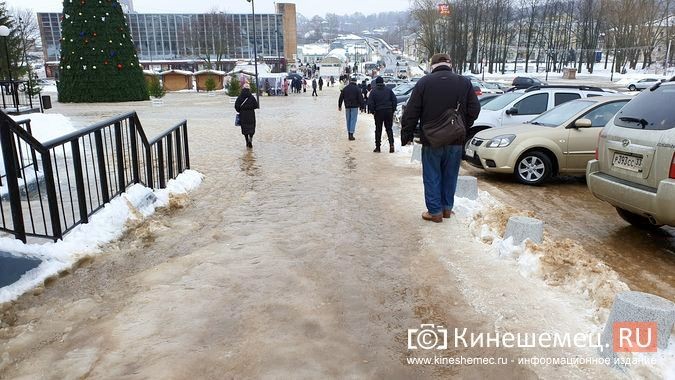 Небольшой мороз ожидаемо превратил тротуары Кинешмы в каток фото 3