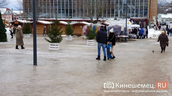 Небольшой мороз ожидаемо превратил тротуары Кинешмы в каток фото 9
