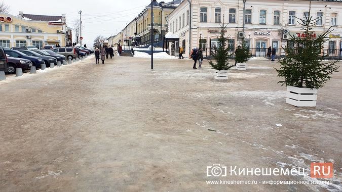 Небольшой мороз ожидаемо превратил тротуары Кинешмы в каток фото 6