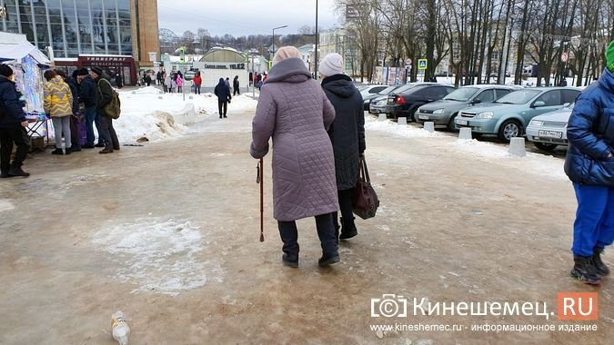 Небольшой мороз ожидаемо превратил тротуары Кинешмы в каток фото 5