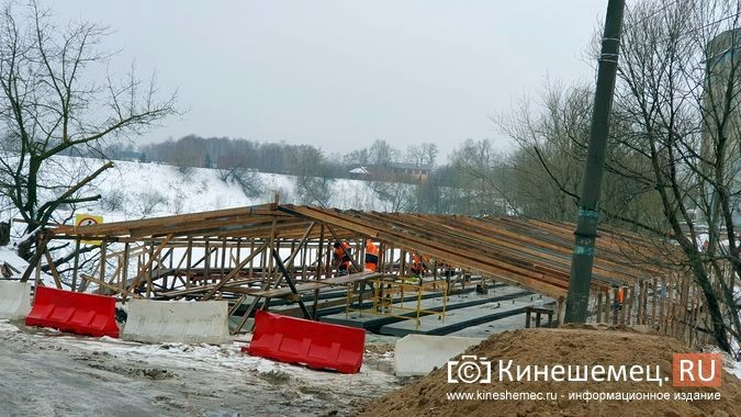 На мосту через Казоху готовятся к заливке бетоном дорожного полотна фото 4