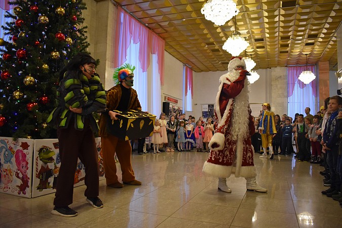 Ёлки главы Кинешмы собрали одаренных ребят и детей из семей участников СВО фото 8