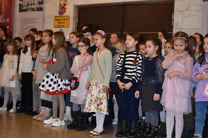 Ёлки главы Кинешмы собрали одаренных ребят и детей из семей участников СВО фото 2