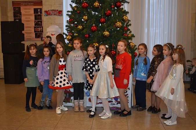 Ёлки главы Кинешмы собрали одаренных ребят и детей из семей участников СВО фото 3