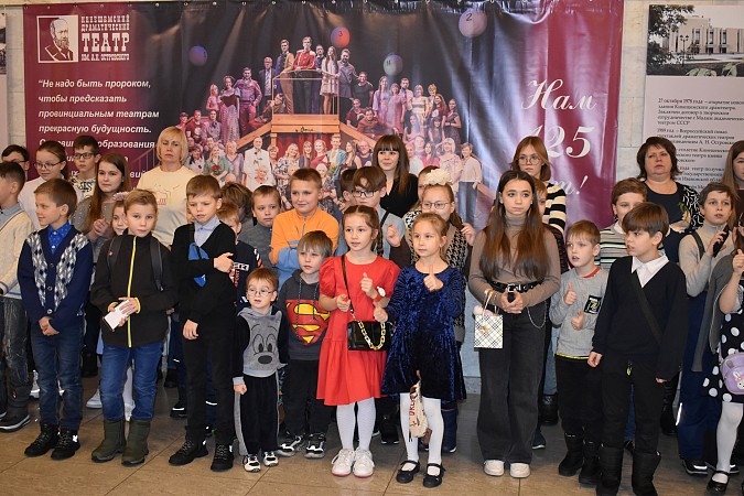 Ёлки главы Кинешмы собрали одаренных ребят и детей из семей участников СВО фото 13