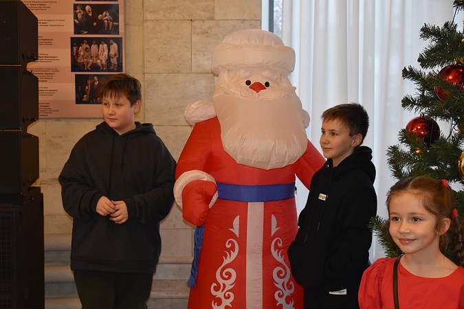 Ёлки главы Кинешмы собрали одаренных ребят и детей из семей участников СВО фото 17