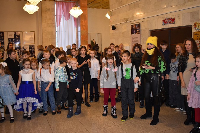 Ёлки главы Кинешмы собрали одаренных ребят и детей из семей участников СВО фото 5