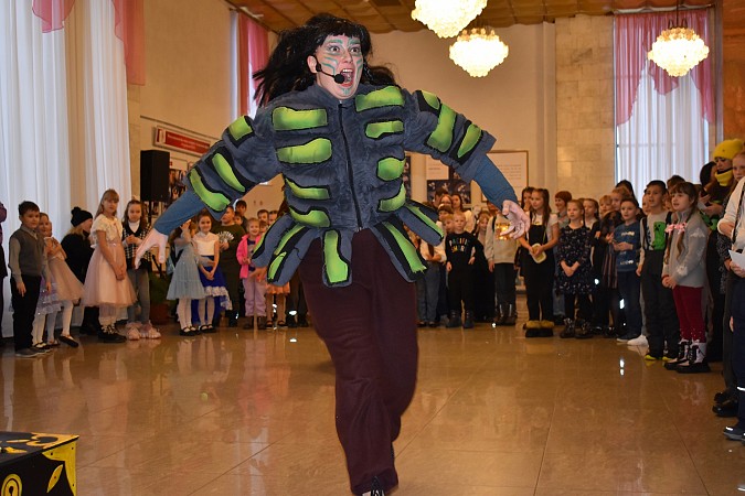 Ёлки главы Кинешмы собрали одаренных ребят и детей из семей участников СВО фото 12