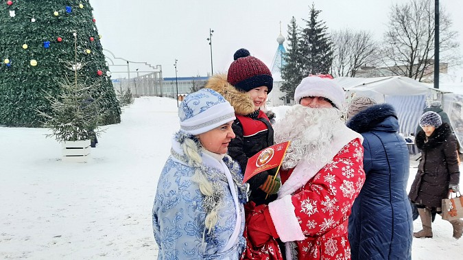 Коммунисты Кинешмы провели акцию «Советский, красный Дед Мороз» фото 5