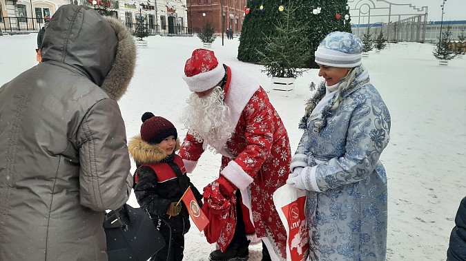 Коммунисты Кинешмы провели акцию «Советский, красный Дед Мороз» фото 4