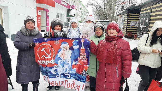 Коммунисты Кинешмы провели акцию «Советский, красный Дед Мороз» фото 2