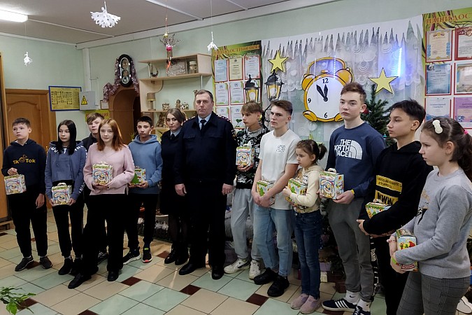 Сотрудники ГИБДД поздравили с Новым годом воспитанников Кинешемского детского дома фото 2