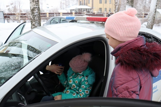 Сотрудники ГИБДД поздравили с Новым годом воспитанников Кинешемского детского дома фото 3