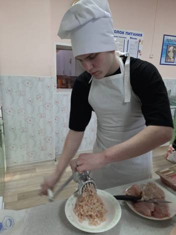 С воспитанниками Кинешемского детского дома провели мастер-класс «Вкусные пельмешки» фото 9