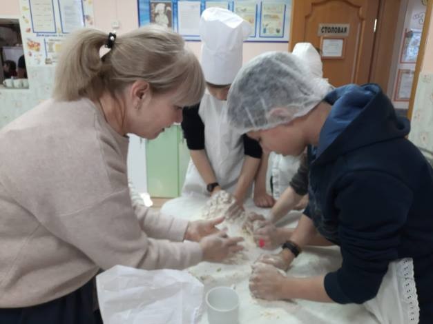 С воспитанниками Кинешемского детского дома провели мастер-класс «Вкусные пельмешки» фото 8