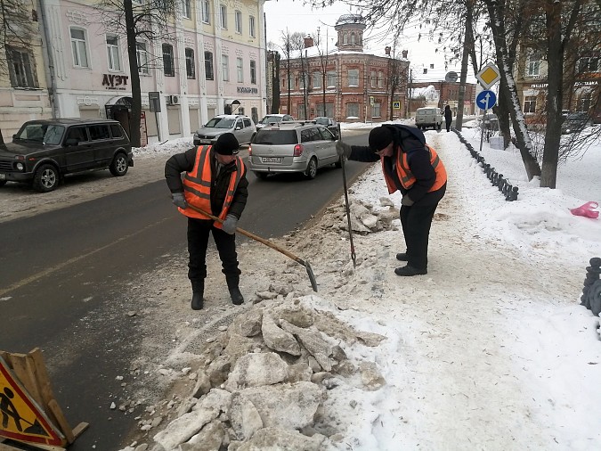 УГХ Кинешмы очищает от снега обочины дорог фото 2
