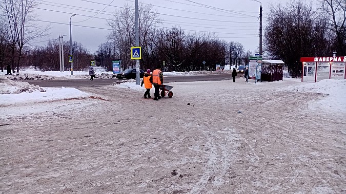 УГХ Кинешмы обрабатывает тротуары противогололёдной смесью фото 5