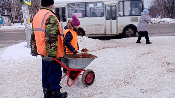 УГХ Кинешмы обрабатывает тротуары противогололёдной смесью фото 4