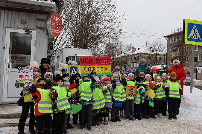 В Кинешме сотрудники полиции вместе с учениками школы №19 провели акцию «Сигналы жизни» фото 5