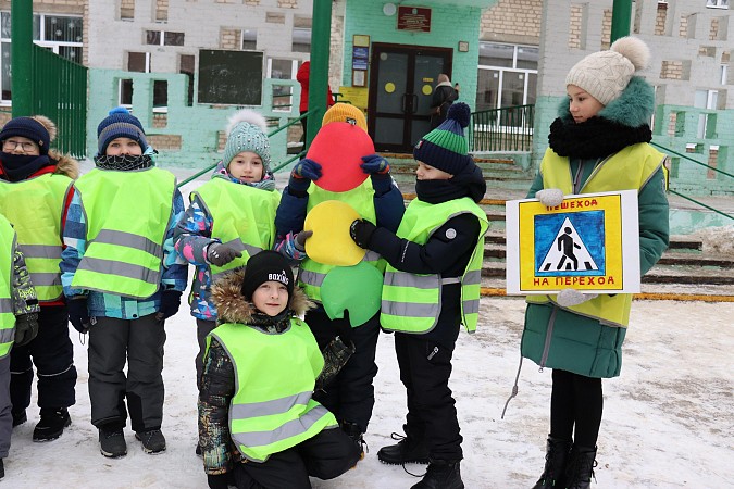 В Кинешме сотрудники полиции вместе с учениками школы №19 провели акцию «Сигналы жизни» фото 6
