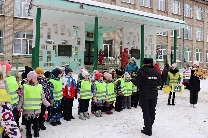В Кинешме сотрудники полиции вместе с учениками школы №19 провели акцию «Сигналы жизни» фото 2