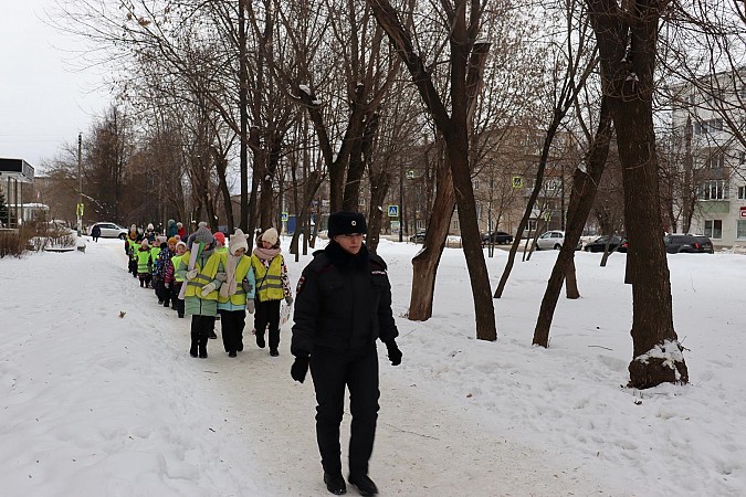 В Кинешме сотрудники полиции вместе с учениками школы №19 провели акцию «Сигналы жизни» фото 4