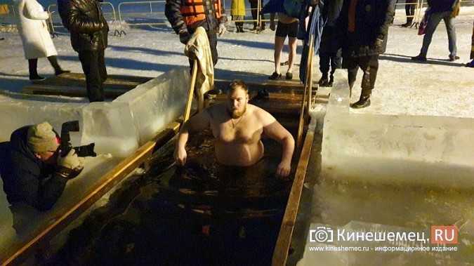 Православные Кинешмы отметили Крещение купанием в проруби фото 4