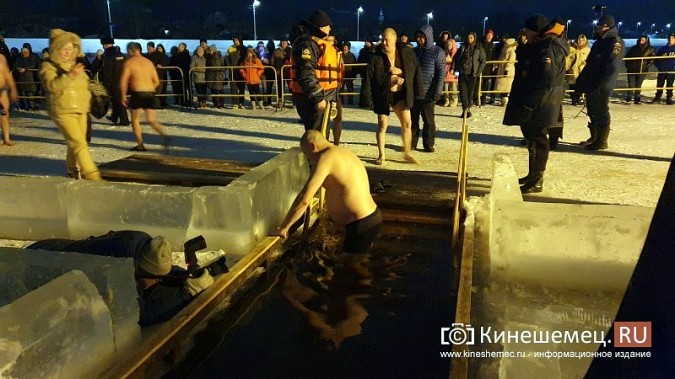 Православные Кинешмы отметили Крещение купанием в проруби фото 11