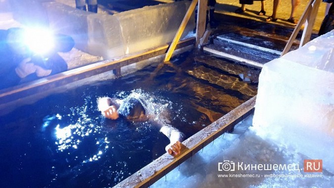 Православные Кинешмы отметили Крещение купанием в проруби фото 13
