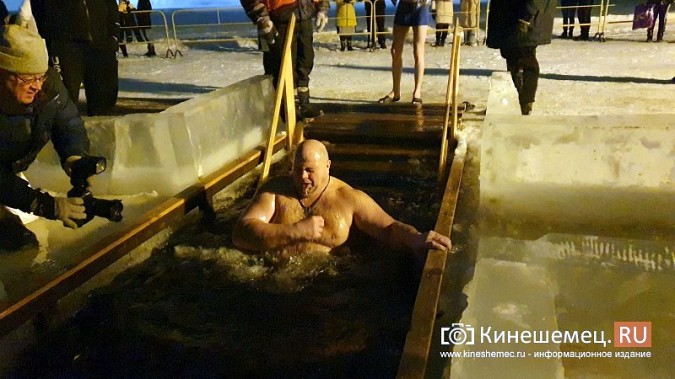 Православные Кинешмы отметили Крещение купанием в проруби фото 5